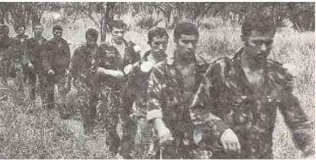Figura nº6  –  Militares portugueses da guarnição de Omar capturados pela FRELIMO a caminho da Tanzânia  Fonte: (Matos, 2015) 