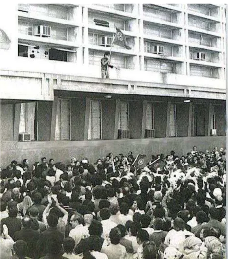 Figura nº7 – Manifestantes junto ao Rádio Clube de Moçambique em 7 de setembro de 1974  Fonte: (Couto, 2011) 