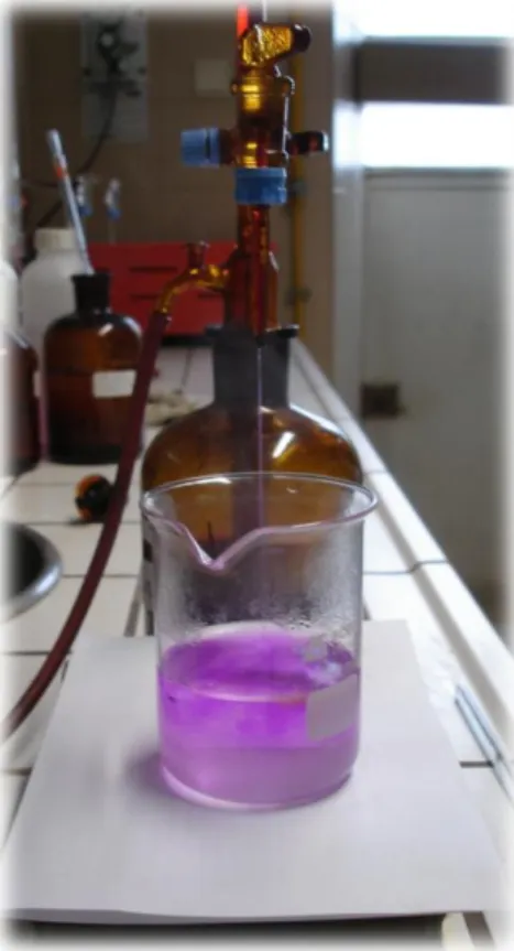Fig. 11 – Titulação da solução com permanganato de potássio até leve coloração rósea para a determinação da  oxidabilidade 