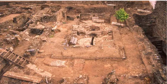 Fig.  2.  Zona  de  concentración  de  esquirlas  de  mármol  en  el  andén  norte  del  Baptisterio  I  de  la  Acrópolis  de  Mértola.