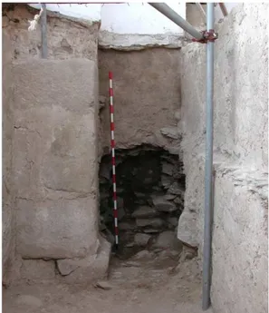 Fig.  5.  Aparejo  de  grandes  sillares  de  granit   en  la  base  del  miḥrāb  de  la  mezquita  de  Mértola.