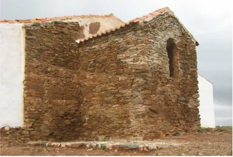 Fig.  7.  Ábside  de  la  pequeña  iglesia  de  Monte  Mosteiro  en  Mértola.
