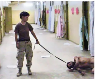 Fig. 12 – Autor desconhecido. Militar norte-americano   durante ato de tortura contra prisioneiro em Abu Ghraib