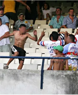 Foto publicada no jornal  Diário do Nordeste retrata briga entre torcedores no Estádio Plácido  Castelo, em Fortaleza