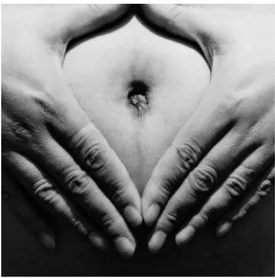 Foto 5. Dibujando con las manos sobre mi vientre, 1999.