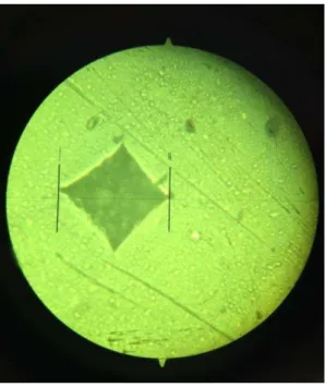 Figura 7. Imagem obtida no microscópio da máquina Vickers após indentação de uma das amostras
