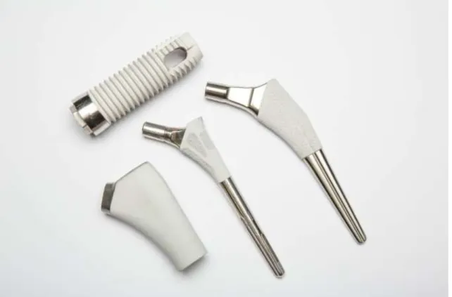 Fig. 5 – Implantes de dente (acima) e de articulações ósseas (abaixo) recobertos por zircônia