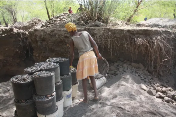 Fig. 4 - Mulher peneirando para separar a brita da areia no interior da cava   Ribeira da Barca - Ilha de Santiago 