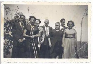 Fig. 4 -Domingas Valente à direita, com os pais e quatro irmãos 