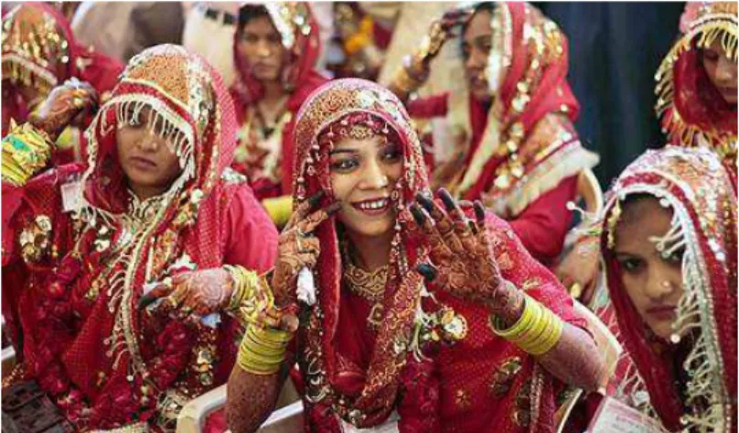 Figura  20:  Noiva,  no  centro,  acena  para  parentes  durante  casamento  coletivo  em Ahmadabad,  Índia