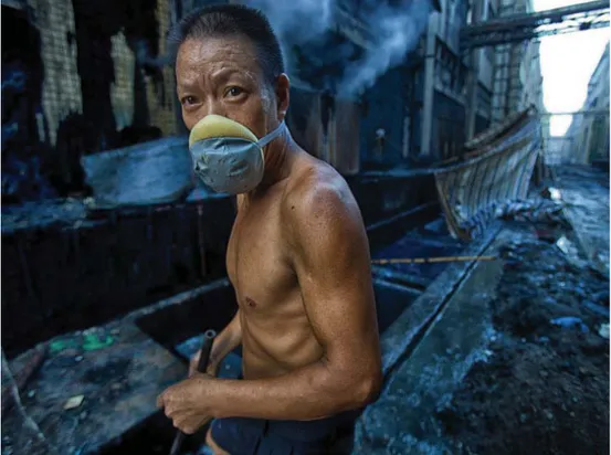 Figura 6 - Imagem do Documentário “RiverBlue”, retratando um dos trabalhadores  responsáveis pelo tingimento