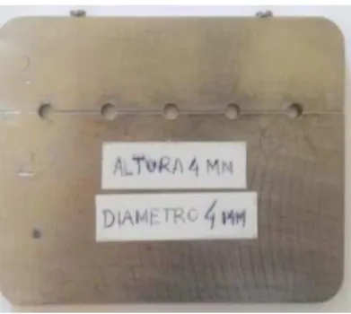 Figura  nº  16-  Molde  metálico  com  5  poços  cilíndricos de 4 mm de diâmetro por 4 mm de  profundidade,  usado  na  confecção  dos  espécimes de resina.