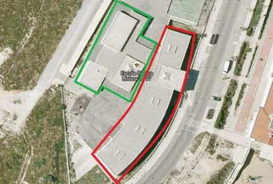Figura 3.11 - Escola Básica da Alta de Lisboa: Delimitação do bloco A (vermelho); Delimitação do  bloco B (verde) (fonte Google Earth, 2013) 