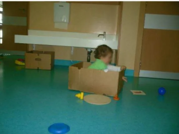 Figura 12  –  Criança a brincar com uma caixa de  papelão