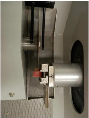 Fig. 3 Corte de um dente para separação das hemifaces na máquina Accutom-50 ®