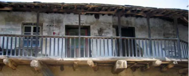 Figura 7. Corredor en una casa de Rabal (Trás-os-Montes, Portugal) con  pinturas decorativas y bendiciones apotropaicas que caracterizan la  arquitectura como vivienda