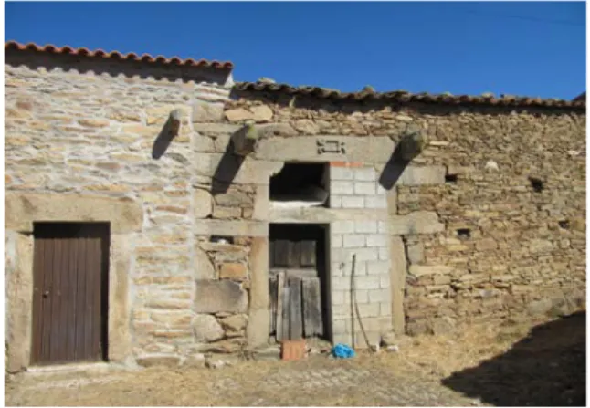 Figura 3. Convivencia de lo culto, el vernáculo relicto y el actual en Vale  de Mira (Trás-os-Montes, Portugal)