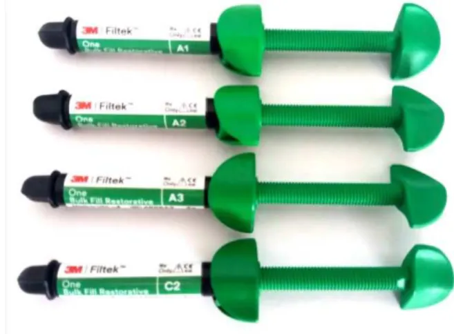Figura 3: Seringas das resinas compostas utilizadas no estudo: Filtek™ One Bulk Fill  Restorative das cores A1, A2, A3 e C2 (de cima para baixo) 