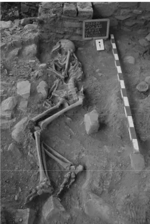 Figura 9 – Indivíduo em decúbito dorsal em fossa simples com  cabeceira, sepultura 680