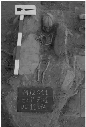 Figura 10 – Indivíduo em decúbito dorsal em fossa parcialmente  delimitada, sepultura 701