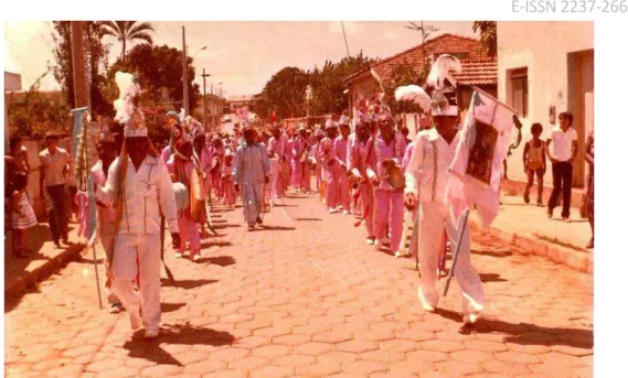 Figura 1 – Terno de Catopês de Nossa Senhora do Rosário e São Benedito   na década de 1980