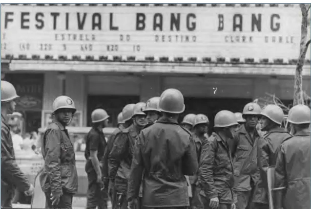 Figura 4 – No dia 2º de abril de 1968,  Correio da Manhã  publicou fotografia de policiais  militares que, no dia anterior, estavam à espera de protestos dos estudantes pela 