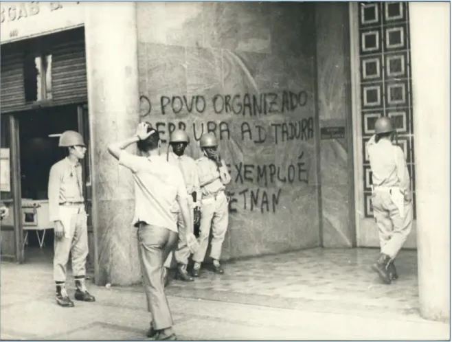 Figura 11 – As palavras-de-ordem dos estudantes também eram pichadas em frente  de prédios militares