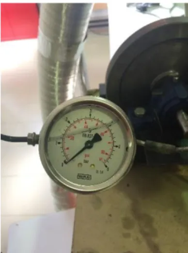 Figura 3-6. Manómetro para medição da pressão no circuito hidráulico do dinamómetro (fotografia de  autoria própria)