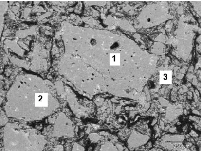 Figura 7: Imagem obtida por microscopia eletrônica de varredura de um tijolo refratário de magnésia- magnésia-carbono post mortem em que é possível observar uma acentuada redução de magnésia-carbono na matriz (3)  