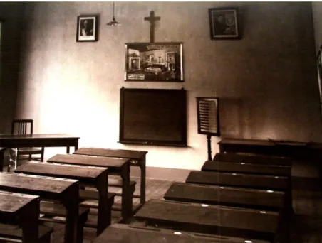 Figura 2 - Sala de aula nos anos 40, A lição de Salazar, o crucifixo, fotografias de Salazar e Carmona