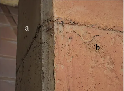 Figura 6.6 - Detalhe da região onde foram encontrados os danos no pilar P1. (a) Falha de  concretagem (perda de nata de cimento) e (b) fissura de assentamento plástico