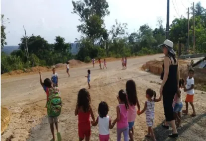 Figura 18 - As crianças nos levando para o campo de futebol. Espaço Cultural Uka Umbuesara  Wakenai Anumarehit, Parque das Tribos, Tarumã, Manaus (AM) 