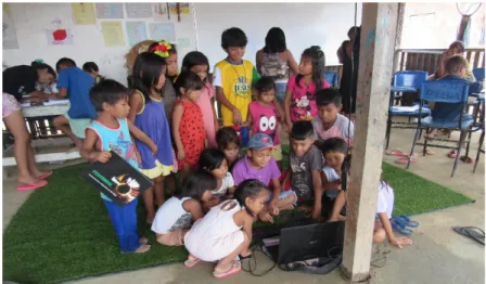 Figura 21 - As crianças assistindo sua filmagem. Espaço Cultural Uka Umbuesara Wakenai  Anumarehit, Parque das Tribos, Tarumã, Manaus (AM) 