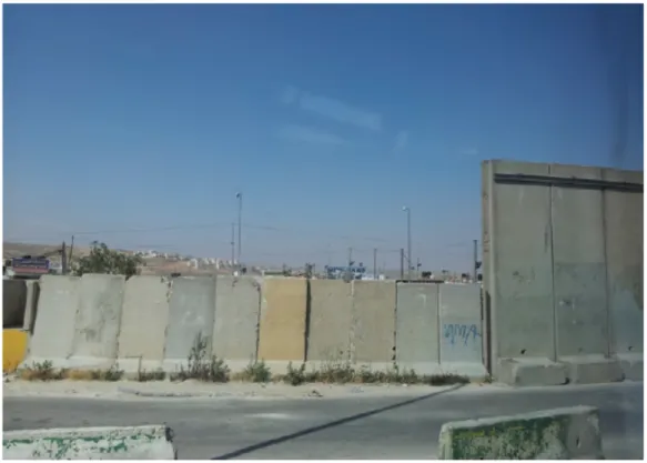 Figura 1 - O &#34;muro de proteção&#34; israelense, Maio 2012, no caminho de Jerusalém à Ramallah 