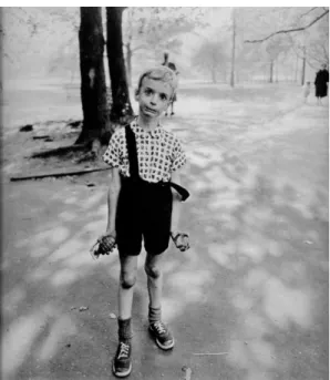 Fig. 27 - “Criança com uma granada de mão de brinquedo no Central Park”, Diane Arbus, 1962 