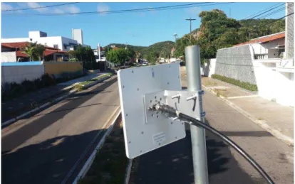 Fig. 1. One of the streets from Lagoa Nova district, highlighting the panel antenna used in reception