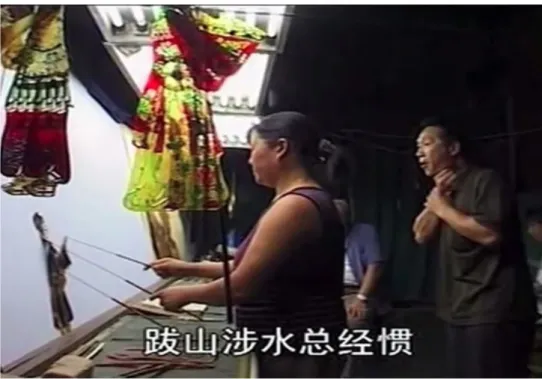 Figura 2 - Lâmpadas florescentes utilizadas no Teatro de Sombras Chinês – PrintScreen da reportagem Chinese shadow theatre - backstage –  In:  YouTube - www_youtube_com_watch_v=dmqNXlY4j74 