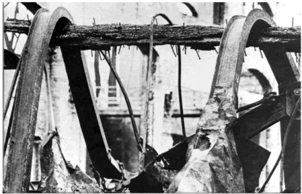 Figura 22: Vigas metálicas derretidas por incêndio enquanto são suportadas por uma viga de madeira que resistiu