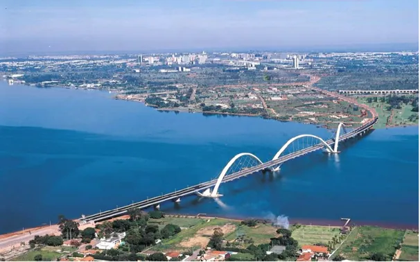 Figura 6.9 - Vista aérea de trecho do lago Paranoá, com destaque para a ponte JK - 3ª ponte  (CAESB, 2005) 