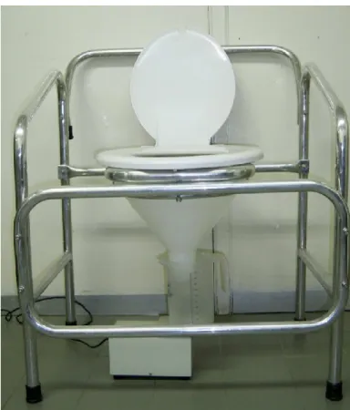 FIGURA  6.  Cadeira  higiênica  com  fluxômetro  na  extremidade  coletora  utilizados  no  estudo urodinâmico, na etapa denominada estudo fluxo / pressão