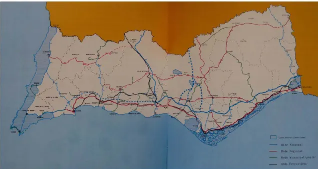 Fig. 2 – Mapa da Região do Algarve - A maior densidade de rede de estradas no litoral algarvio é a prova  evidente do maior desenvolvimento desta sub-região