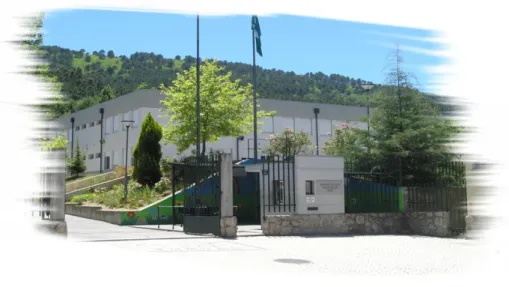 Figura 6 – Fachada principal da Escola Básica Serra da Gardunha  Na verdade, “O Agrupamento de Escolas Gardunha e Xisto foi criado e homologado por  despacho do Sr