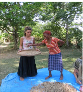 Figura 1: Juliana aprendendo o ritmo do  quibano. Elaboração do óleo de mamona. 