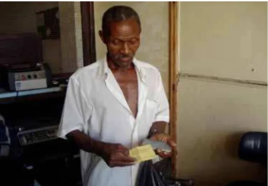 Figure 4 – An ensacador displaying his old work card (libreta)