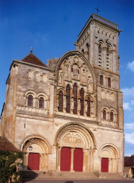 Fig. 2 - Basílica de Sta.Madalena  atualmente, após o projeto de  restauro liderado por le-Duc 