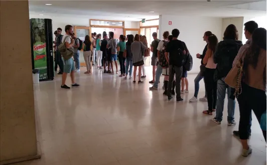 Figura 24 - Fotografia da situação registada à hora de almoço à entrada para a cantina  do piso 3 do edifício II do ISCTE-IUL.