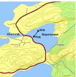 Fig. 1. UAB07 experiment area in the Hopav˚agen Bay: Transmitt Only Array (TOA) and Receive Only Array (ROA) approximate locations and transmission path (thick line).