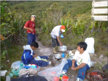 Foto  3  –  “Porteadores”  pemón  preparando  o  jantar  no  sopé do Monte Roraima. (Foto Burgardt) 