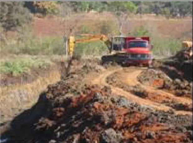 Figura 3.2 – Extração de argila para produção de blocos cerâmicos em uma jazida no  município de Rio Verde/GO