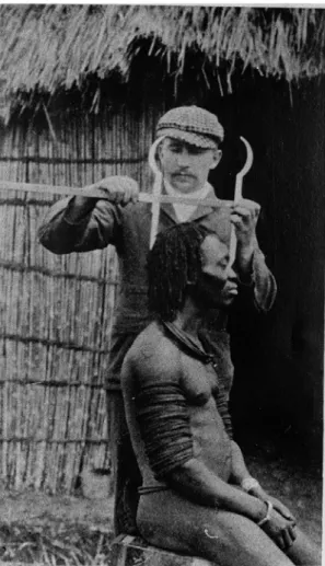 Figura 1:  Fotografía de H. Johnston, 'Mr. Doggett, Naturalist on the Special Commissioner's staff Engaged in Measuring a  Muamba Negro', (c.1900), H